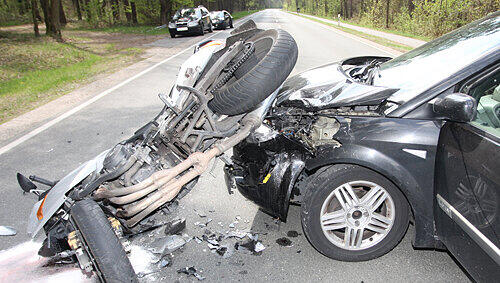 Folgenschweres Wendemanöver einer Autofahrerin: Ein Biker krachte in ihren Wagen. Er wurde schwer verletzt. Folgenschweres Wendemanöver einer Autofahrerin: Ein Biker krachte in ihren Wagen. Er wurde schwer verletzt.
