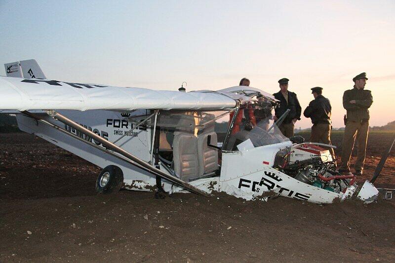 Warum das Ultraleichtflugzeug am Mittwochabend am Flugplatz Ellermühle abstürzte, ist bisher nicht klar. Die beiden Insassen mussten schwer verletzt aus dem Wrack geborgen werden.