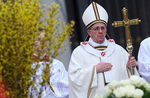 Die Ankunft von Papst Franziskus bei der Ostermesse im Vatikan.