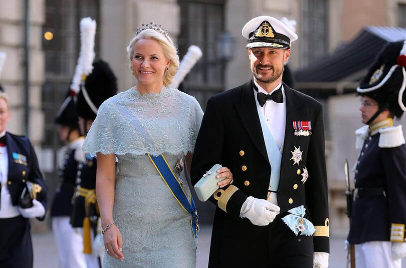 Noch heute beäugen viele Landsleute die Ehefrau von Kronprinz Haakon, Mette-Marit mit Misstrauen. Die blonde Frau hatte vor ihrer Verlobung mit dem Königssohn das Leben voll ausgekostet &ndash; mit allen Schattenseiten: Drogen, Alkohol und einem unehelichen Kind.
