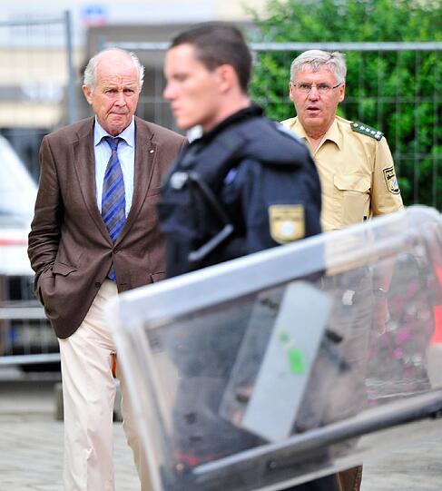Geiseldrama in Ingolstadt: Ein bewaffneter Mann im Rathaus Geiseln genommen. Gegen 17.44 Uhr hat es sechs Schüsse im Rathaus gegeben!Die Geiselnahme ist beendet. Alle sind am Leben.