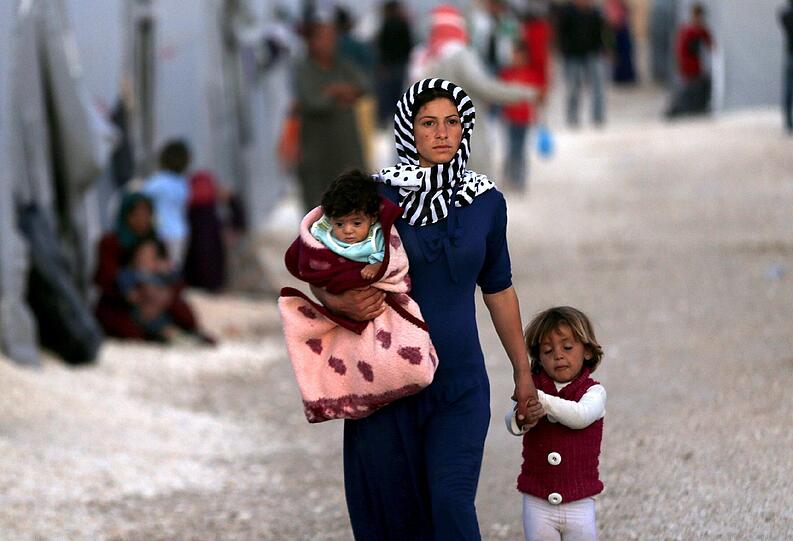28.9.2014: Die Terror-Miliz "Islamischer Staat" startet den Großangriff auf die strategisch wichtige, syrische Grenzstadt Kobane. Es entbrennt eine Schlacht zwischen IS und kurdischen Widerstandskämpfern. Der blutige Kampf löst einen gewaltigen Flüchtlingsstrom aus.