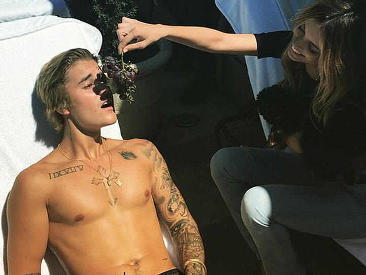 Justin Bieber wird von einer schönen Frau gefüttert
