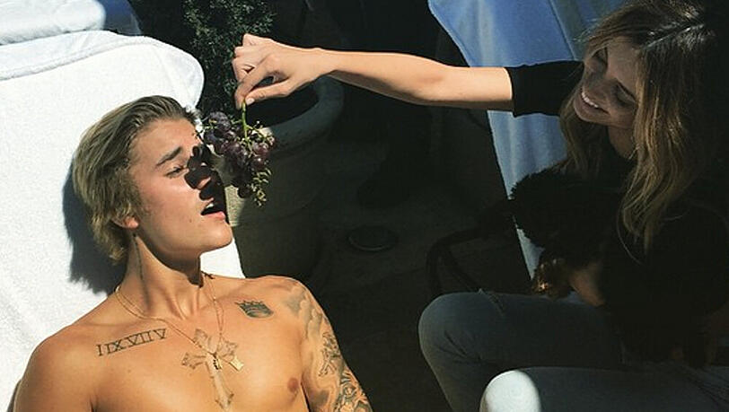 Justin Bieber wird von einer schönen Frau gefüttert Justin Bieber wird von einer schönen Frau gefüttert