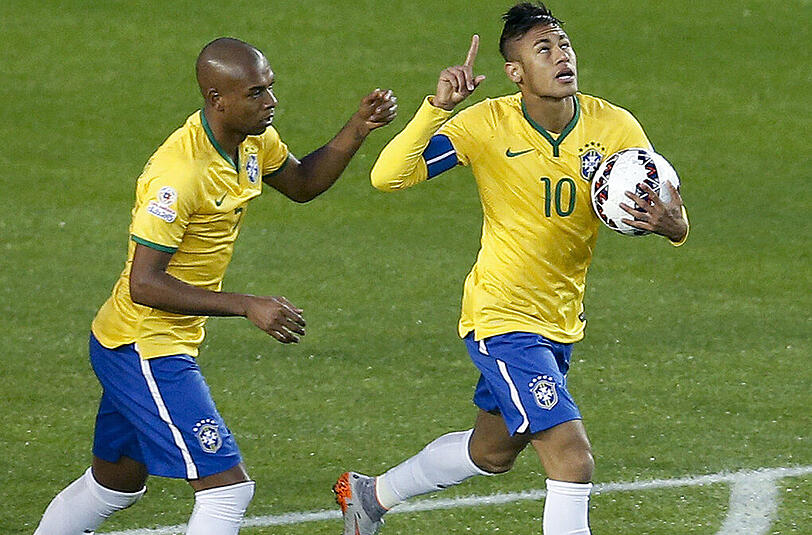 In Jubelpose: Brasiliens Stürmerstar Neymar lässt sich nach seinem Treffer feiern.