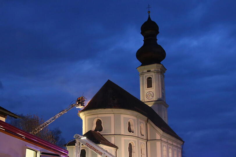 Der Altarraum und die Sakristei der katholischen Pfarrkirche St. Peter in Wörth ist am Ostersonntag durch ein Feuer zerstört worden.