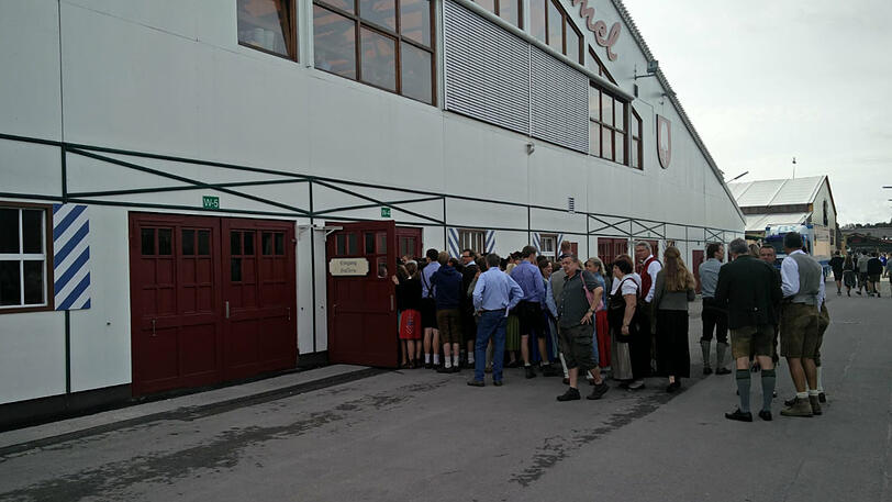 Besucher warten auf ihren Einlass ins Schottenhamel-Festzelt. Hier wird um 12 Uhr "ozapft".