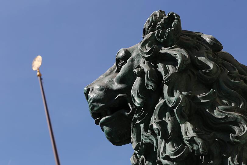 Majestätisch blickt er auf den Odeonsplatz.