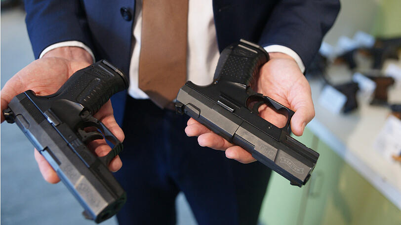 Welche Waffe ist echt? Links das Spielzeug, rechts die echte Pistole.