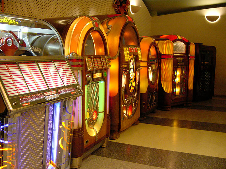 Nostalgie! Die Börse in der Heßstraße zeigt am Wochenende unter anderem Jukeboxen aus den 30er bis 70er Jahren.