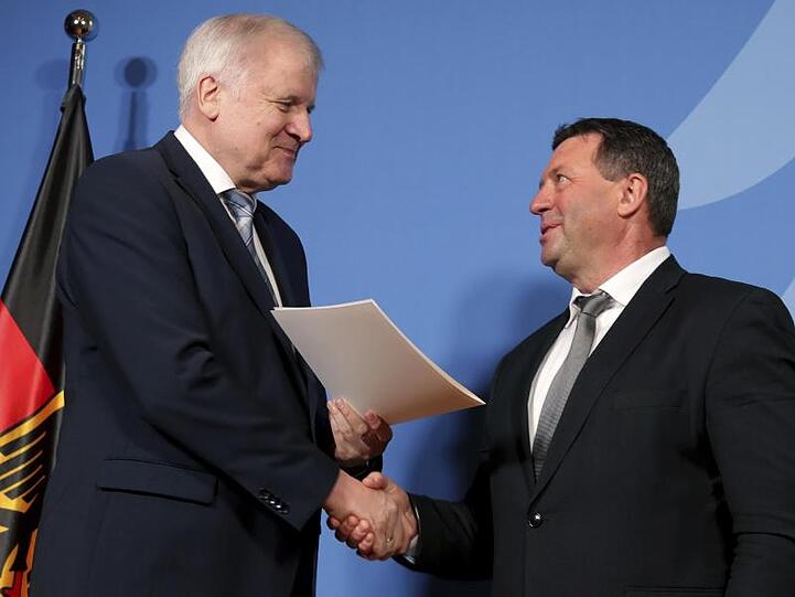 Seehofer überreicht Vogel, Bundestagsabgeordneter aus Thüringen, die Ernennungsurkunde als neuer parlamentarischer Staatssekretär im Innenministerium.