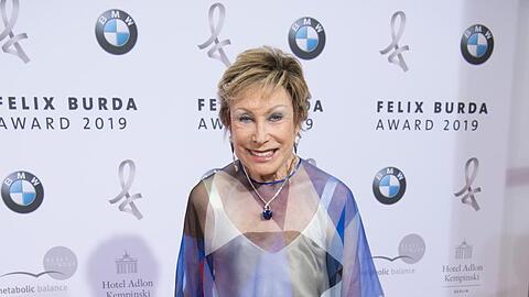 Antje-Katrin Kühnemann posiert bei der Verleihung des Felix Burda Awards für die Kamera. Foto: Jörg Carstensen
