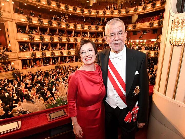 Auch Alexander Van der Bellen, Bundespräsident von Österreich, und seine Ehefrau Doris Schmidauer zählen zu den Gästen.