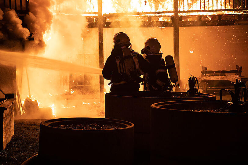 Bei dem Brand ist eine Person leicht verletzt worden, die Ursache für das Feuer ist noch unklar.