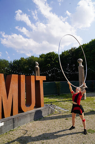 Hula-Hoop-Künstlerin Sara Lang tritt auf dem Gelände auf. Hula-Hoop-Künstlerin Sara Lang tritt auf dem Gelände auf.