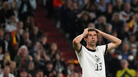Thomas Müller reagiert nach einer verpassten Torchance.