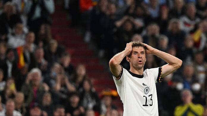 Thomas Müller reagiert nach einer verpassten Torchance.