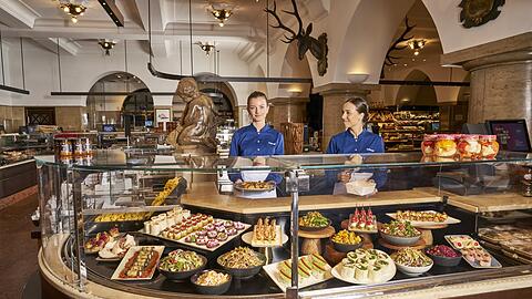 Münchens Zentrum des persönlichen Verwöhnens ist das Dallmayr-Delikatessenhaus. Hier haben die Kunden die Qual der Wahl. Sie können sich von Fisch bis Fleisch, von Champagner bis Cognac, von Praline bis Törtchen so richtig durchs Sortiment schlemmen. Besonders beliebt sind die vielen Feinkostsalate und Häppchen für zwischendurch an der bunten Deli-Theke.