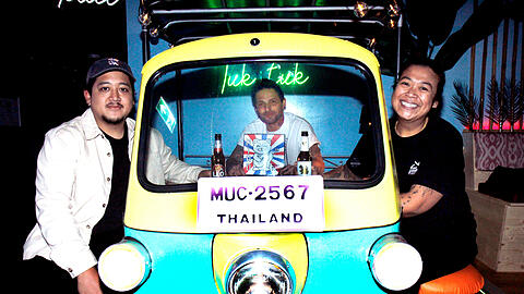 Die Betriebsleiter Macky Röth (l.) und Corrado Russo (M.) zusammen mit Gründerin Monthipha Saparp in ihrer neuen Miao Bar im Werksviertel. Das kleine Fahrzeug wurde aus Thailand importiert.