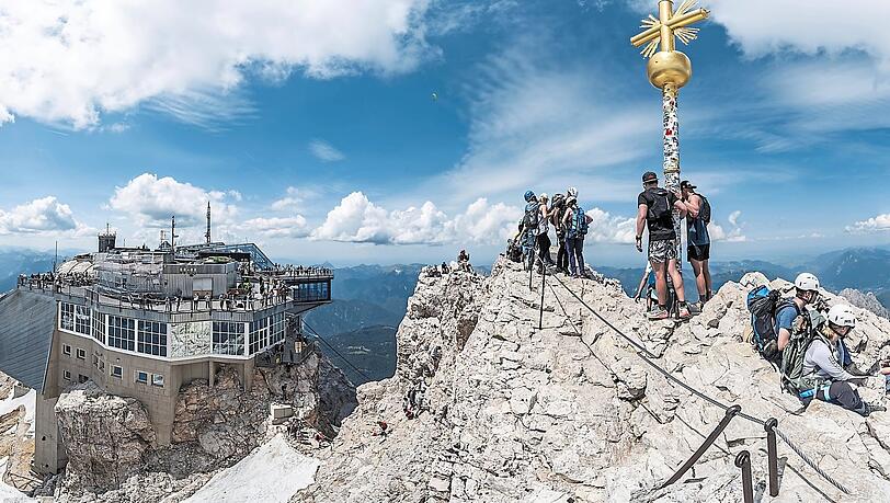 Ausblick aufs Zugspitzplatt: Touristen stehen auf dem hierzulande höchsten Gipfel.