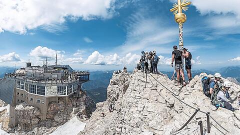 Ausblick aufs Zugspitzplatt: Touristen stehen auf dem hierzulande höchsten Gipfel.
