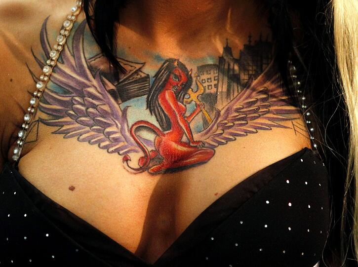 Dieses Dekolletée ist zumindest dem Fotographen auf der letztjährigen Internationalen Tattoo Convention eine Nahaufnahme wert.