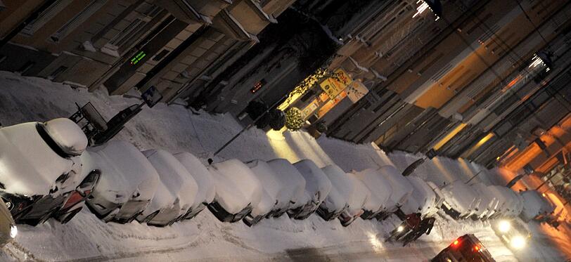 Radfahrer bahnen sich am Mittwochmorgen durch den Neuschnee in München