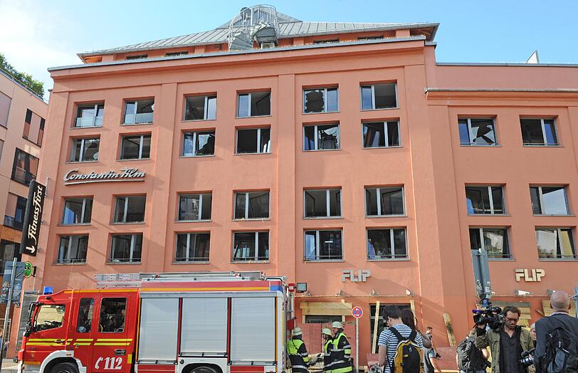 Schwabing am Tag nach der Bombensprengung: Die Spuren der Detonation sind deutlich zu erkennen. Im Laufe des Vormittags werden die Schäden an den Gebäuden der Umgebung erfasst.