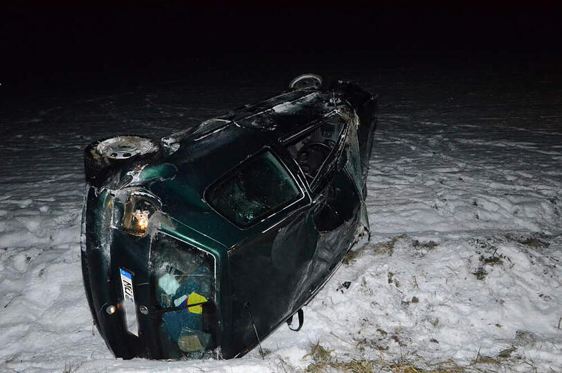 Unfall  bei Feichten: Der Fahrer eines VW Polo kommt von der Fahrbahn ab und überschlägt sich mehrfach mit seinem Wagen. Riesenglück: Der Mann wurde nur leicht verletzt.