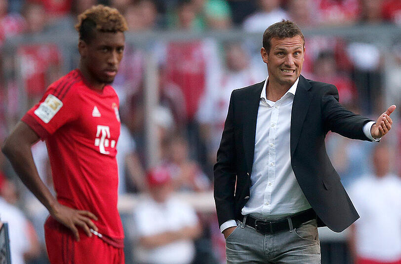 Unter Strom: FCA-Trainer Markus Weinzierl - hier während der Partie gegen den FC Bayern (links Kingsley Coman).