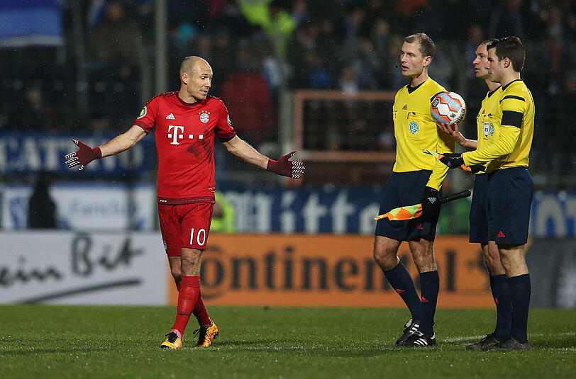 Arjen Robben: Note 3. Im letzten Pokal-Duell 2011 hatte Robbens Last-Minute-Tor Bayern das Viertelfinale gesichert. Holte immerhin den Elfmeter raus, lief sich aber immer wieder fest.