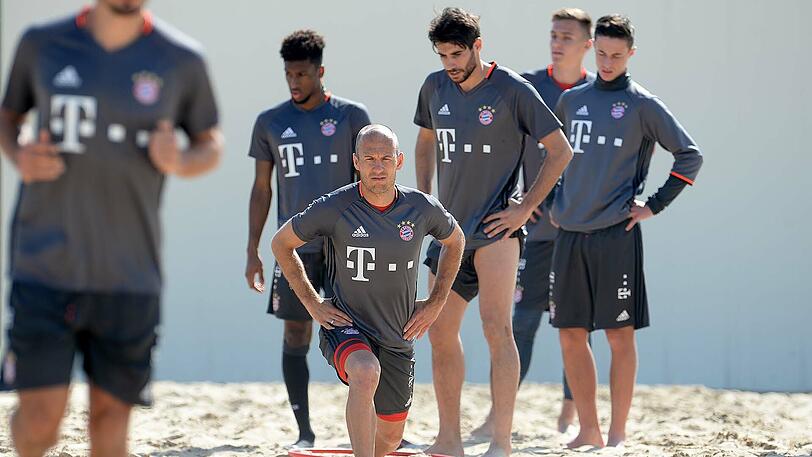 Javi Martinez scheint noch nicht ganz klar zu sein, worum es geht. Arjen Robben macht es ihm vor.