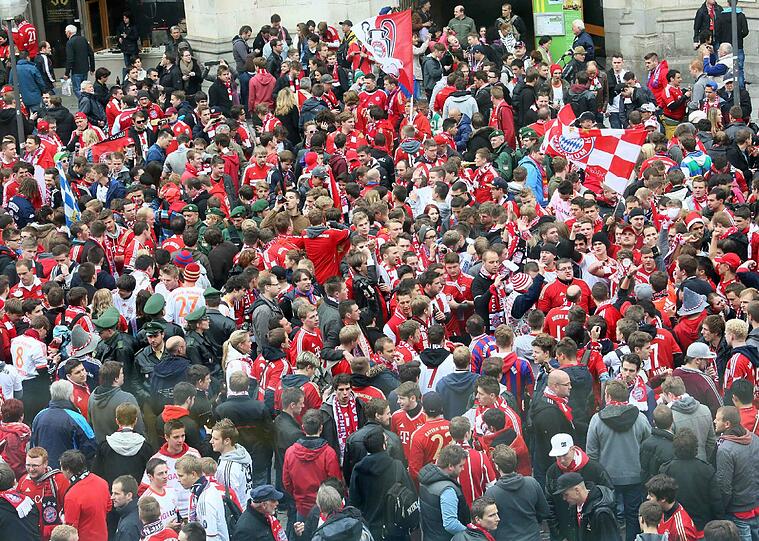 Fans lassen es beim Champions-League-Finale des FC Bayern gegen Dortmund rund um den Marienplatz krachen. Die Bilder