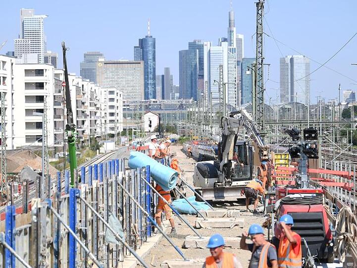 Bauarbeiter auf einer Bahn-Baustelle in Frankfurt am Main: Die EU-Finanzminister drängen Deutschland zu mehr Investitionen. Foto. Arne Dedert