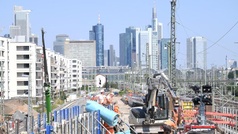 Bauarbeiter auf einer Bahn-Baustelle in Frankfurt am Main: Die EU-Finanzminister drängen Deutschland zu mehr Investitionen. Foto. Arne Dedert Bauarbeiter auf einer Bahn-Baustelle in Frankfurt am Main: Die EU-Finanzminister drängen Deutschland zu mehr Investitionen. Foto. Arne Dedert