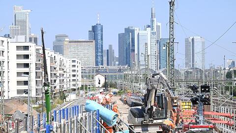 Bauarbeiter auf einer Bahn-Baustelle in Frankfurt am Main: Die EU-Finanzminister drängen Deutschland zu mehr Investitionen. Foto. Arne Dedert