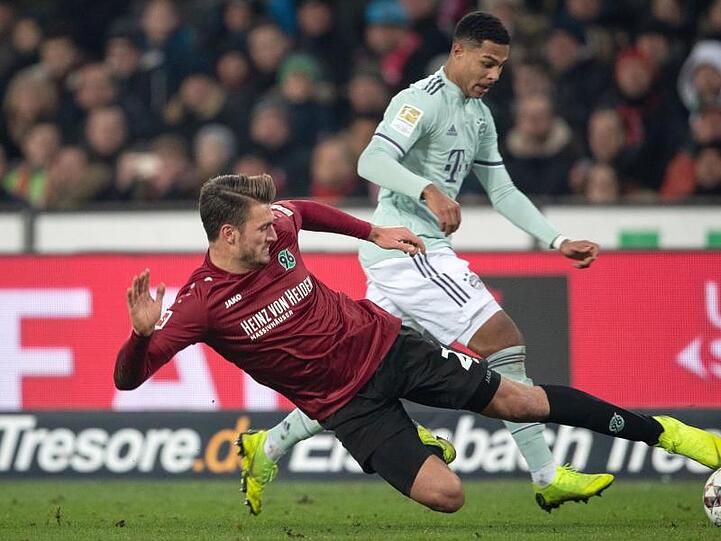 Hannovers Hendrik Weydandt und Münchens Serge Gnabry (l-r.) im Zweikampf um den Ball. Foto: Swen Pförtner