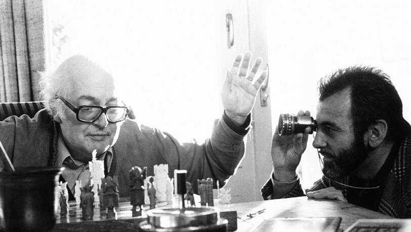 Friedrich Dürrenmatt mit Regisseur Maximilian Schell am Set von "Der Richter und sein Henker", 1975.