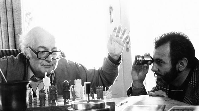 Friedrich Dürrenmatt mit Regisseur Maximilian Schell am Set von "Der Richter und sein Henker", 1975.