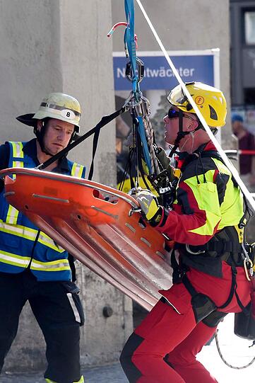 Mittels einer Art Seilbahn vom Marienplatz die 60 bis 70 Meter hoch zum Ort des Geschehens auf dem Alten Peter bargen die Feuerwehrleute die Frau und brachten sie sicher auf den Boden.