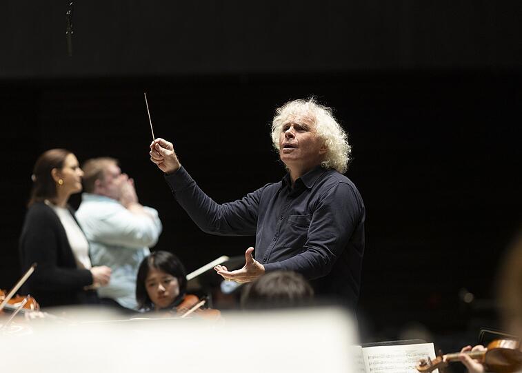 Simon Rattle mit Lise Davidsen und Stuart Skelton bei einer Probe in der Isarphilharmonie.