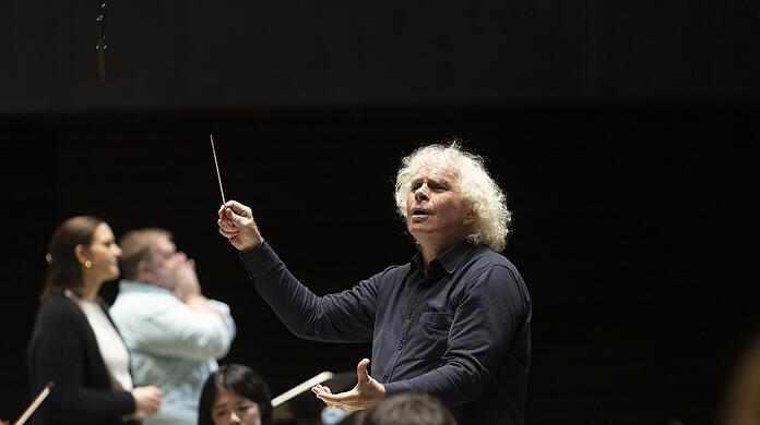 Simon Rattle mit Lise Davidsen und Stuart Skelton bei einer Probe in der Isarphilharmonie.