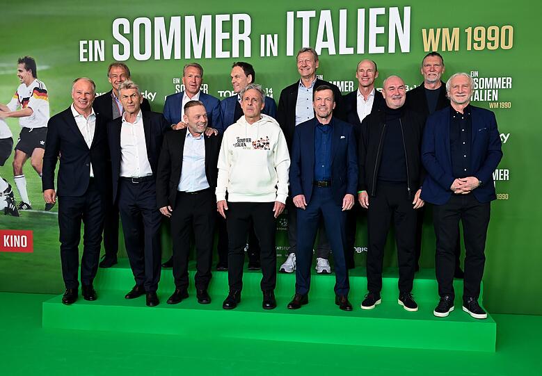 Die Spieler der deutschen Fu&szlig;ballnationalmannschaft von 1990 kommen im Math&auml;ser Filmpalast zu der Premiere der Dokumentation &bdquo;Ein Sommer in Italien - WM 1990&ldquo;.