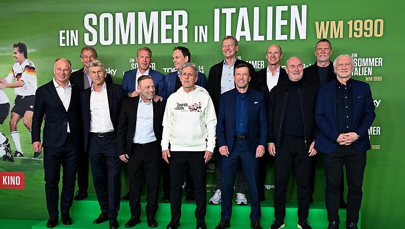 Die Spieler der deutschen Fu&szlig;ballnationalmannschaft von 1990 kommen im Math&auml;ser Filmpalast zu der Premiere der Dokumentation &bdquo;Ein Sommer in Italien - WM 1990&ldquo;.