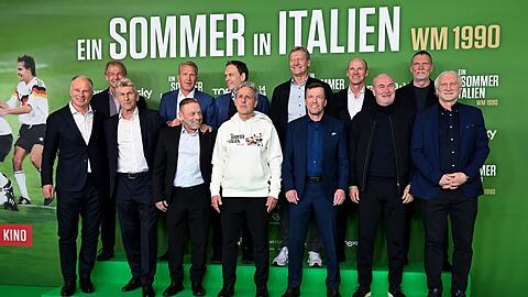 Die Spieler der deutschen Fu&szlig;ballnationalmannschaft von 1990 kommen im Math&auml;ser Filmpalast zu der Premiere der Dokumentation &bdquo;Ein Sommer in Italien - WM 1990&ldquo;.