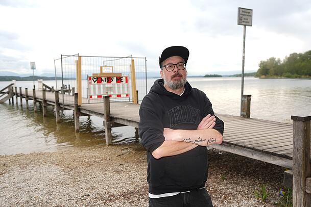Co-Betriebsleiter Felix Schmitz vom Strandkiosk "Steg 1" vor dem gesperrten Steg. Auch an seinem Kiosk liegen nun Unterschriftenlisten zur Rettung des Stegs aus.