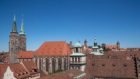 Die N&uuml;rnberger Altstadt mit der Sebalduskirche bietet viel historische Kulisse. (Archivbild)