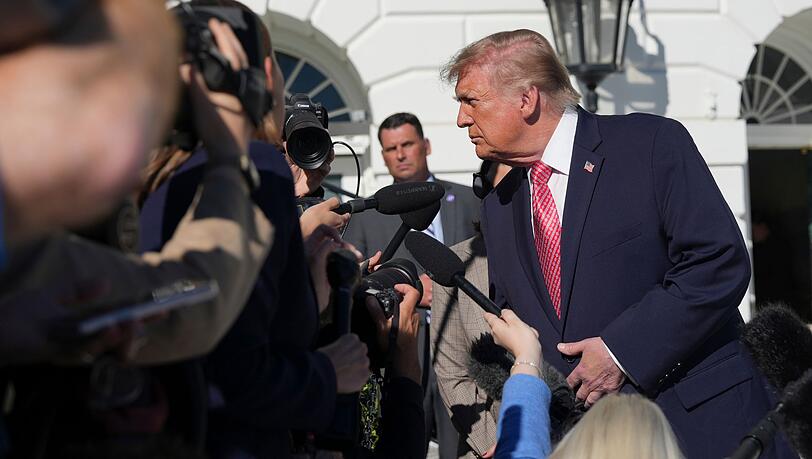 Trump teilt erneut gegen die Ukraine aus. Trump teilt erneut gegen die Ukraine aus.