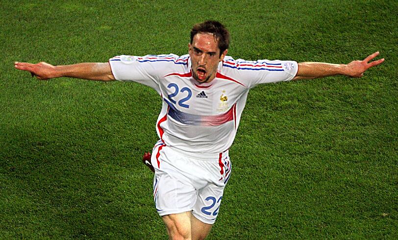 Auch bei der WM in Deutschland gehört er zum Aufgebot. Im Achtelfinale gegen Spanien leitete er mit seinem ersten Tor im Trikot der Équipe tricolore die Wende ein.