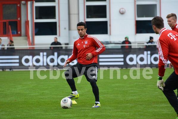 Seit Dienstag wieder im Training mit den Kollegen: Thiago Alcántara. Foto: twitter.com/FCBayern